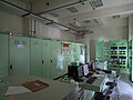 新廠房控制室，該控制室目前已由位於南投的明潭發電廠廠本部控制中心做遠端遙控，因此並無人駐守