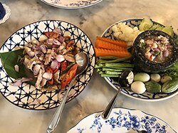 普吉的泰南料理受到由馬來文化及中國文化的影響，造成普吉獨特飲食文化