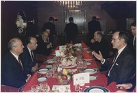总统布什与总统戈尔巴乔夫在苏联军舰上用餐