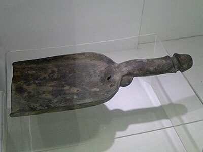 祖形铜铲，出土自羊甫头古墓群113号墓（M113:327），现藏于云南省博物馆
