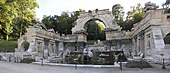 美泉宫的人工罗马废墟，乔瓦尼·巴蒂斯塔·皮拉内西对科林斯式和提图斯罗马神庙的描绘而设计