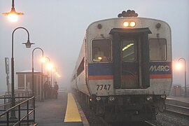 馬里蘭區域通勤鐵路的車長於晨霧中在布朗斯威克車站接受地方媒體訪問