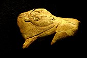 野牛舔昆蟲咬（英语：Bison Licking Insect Bite），西元前15000-13000年，鹿角雕刻品； 國家史前博物館（萊塞濟德塔亞克-錫勒伊，法國）
