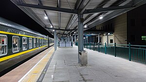 T56次列车在改造后的车站站台（2022年）