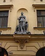 在斯德哥爾摩一棟建築物上的斯維亞母親雕像，象徵著瑞典