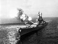 韓戰期間對清津市進行岸轟的密蘇里號。攝於1950年10月21日。