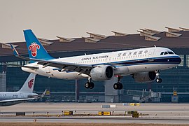 南航空中巴士A320neo客機正在降落於北京首都國際機場