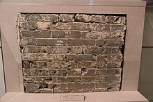 台儿庄清真寺战斗后留下的布满弹痕的墙壁，藏于中国国家博物馆