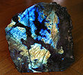 抛光的拉布拉多石，18x20厘米。