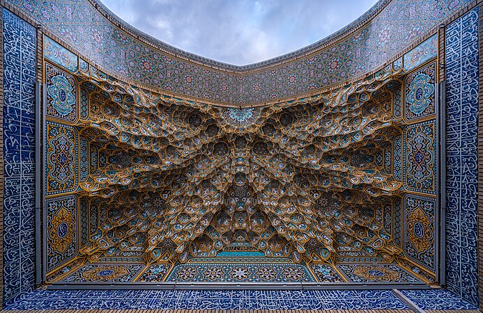 座落於伊朗庫姆的法蒂瑪聖陵的鐘乳石簷口。