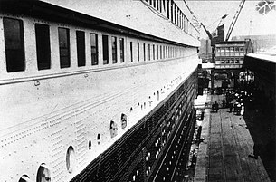 1912年4月10日，鐵達尼號B層甲板的船體板的近照
