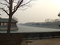 从北京故宫筒子河西北角眺望福佑寺。远处红墙即福佑寺东墙。福佑寺以北为一座新建的白色藏式楼房。