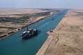 美利堅號正在通過蘇伊士運河，攝於1981年5月5日