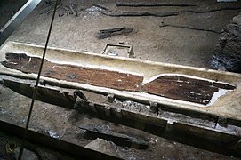 2002年发掘出土的独木舟及桩架结构、木桨、石锛、编织物等相关遗迹