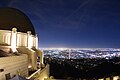 以洛杉矶城区为背景，夜里的天文台