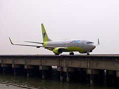 真航空的波音737-800型客機在澳門國際機場滑行