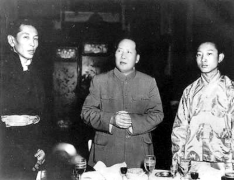 毛澤東（中）、十世班禪（左）與阿旺晉美（右）在慶祝協議簽訂的宴會上，摄于1951年5月24日