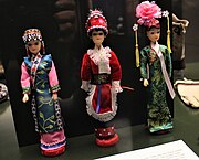從左到右分別是赫哲族、達斡爾族和滿族的服飾
