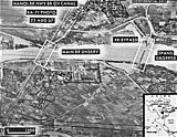 一张由美国空军拍摄的河内航拍照片，显示了遭受空袭之后的铁路和公路桥梁（1967年）