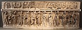 饰有有阿波罗、密涅瓦和缪斯女神的石棺；约于公元200年；来自亚壁古道； 柏林古典藏品馆（Antikensammlung Berlin）