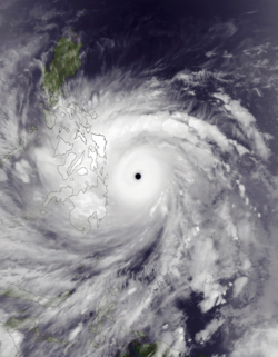 11月7日巔峰時期的颱風海燕登陸前一刻，風眼清晰可見。