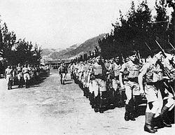 在香港步操的加拿大援軍，攝於1941年。增援香港的皇家加拿大來福槍營（英語：Royal Rifles of Canada）及溫尼伯榴彈兵團第1營（英語：The Winnipeg Grenadiers），又稱「C部隊」。兩營加軍於1941年11月16日抵達香港，隨軍的裝備卻因各種延誤，未能如期在12月6日抵港，故此只能使用隨行的輕武器作戰，也沒有充足時間熟習香港的地形和環境便要在12月9日投入實戰，令加軍的戰力有所不足[114]，不過在香港島的多場戰事，加拿大軍俱竭力而戰，使日軍的攻勢屢屢受阻。