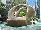 康樂花園1977年增設大型雕塑「對環」，初期放置於大廈的另一側