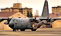 基地內美國空軍374空運聯隊（英语：374th Airlift Wing）的C-130H運輸機（攝於2011年3月25日）