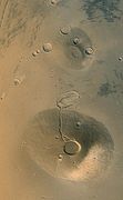 火星全球探勘者号轨道相机拍摄的什洛尼尔斯火山丘（下）和乌拉纽斯火山丘（上），什洛尼尔斯火山丘的高度相当于地球上的珠穆朗玛峰。