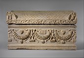 帶花綵的石棺；西元200年–225年；大理石，134.6 x 223.5公分；大都會藝術博物館