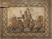 表示酒神戴歐尼修斯顯現的馬賽克；西元2世紀； 來自戴歐尼修斯別墅（希臘的迪翁）；迪翁考古博物館（英语：Archeological Museum of Dion）