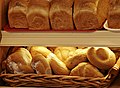 面包店裡的面包和面包卷