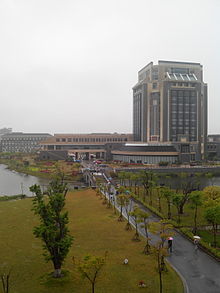 雨中的上海海洋大学临港校区图书馆