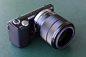 黑色的NEX-5N，安裝18-55mm套機鏡頭。