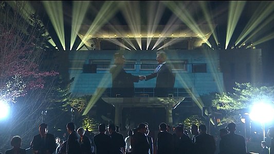 朝韩首脑峰会后的灯光秀表演及欢送仪式。