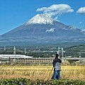 在日本富士市，拍摄东海道新干线和富士山的铁道摄影师。