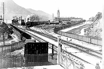 九廣鐵路及遠方的尖沙咀鐘樓 （1916年）