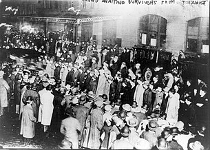 1912年4月18日，在紐約港54號碼頭（英语：Pier 54）等待喀尔巴阡号抵港的群眾