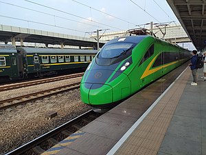 担当D727次的CR200J列车停靠东莞东站，采用初期量产车的绿色涂装
