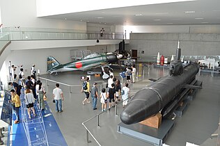 大和廣場上的零式艦上戰鬥機六二型、海龍级潜艇