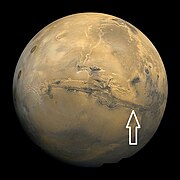 海盗号拍摄的火星表面图像，箭头指示了高分辨率成像科学设备所拍摄图像中重现性坡线的位置。