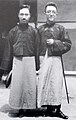 胡先骕（左）与胡适，1925年于上海。胡适在照片背面题写“两个反对的朋友”