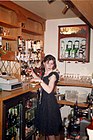 一名年轻英国学生当女酒保（摄于1994年）