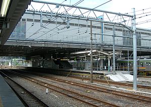 由拜島車站3號月台朝4、5號月台眺望的JR月台區一景。照片中可以看到軌道上方於2008至2010年之間改建的新一代跨站式站體。