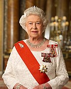 2012年伊麗莎白二世在新西蘭女王官方肖像照拍攝時佩戴銀葉蕨飾針