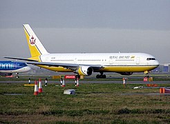 汶萊皇家航空公司的波音767-300在倫敦希斯洛機場起飛