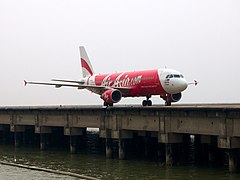 亞洲航空的空中巴士A320-200型客機在澳門國際機場滑行