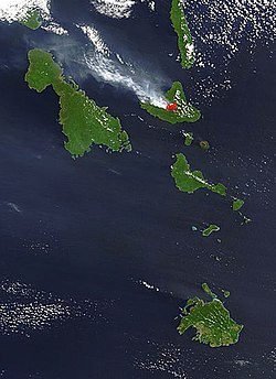 布里姆岛的羽状火山灰，拍摄于2004年10月4日