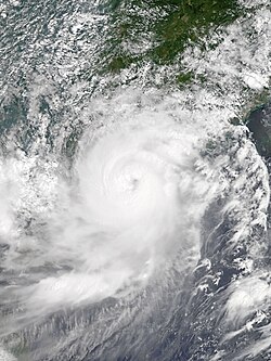8月23日天鴿以巔峰強度正面吹襲珠江口一帶，其風眼清晰可見。