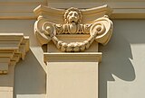 新文艺复兴时期的柱壁柱头，位于奥地利的韦尔特湖畔珀查赫，饰有狮子头和花彩